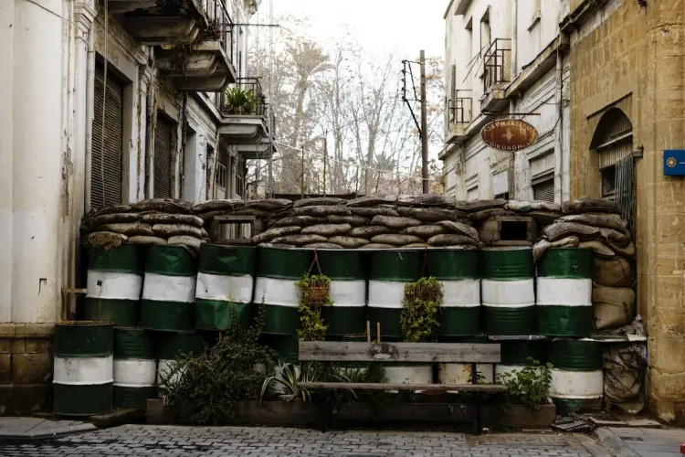 კვიპროსში ორ თემს შორის გამყოფი კედელი